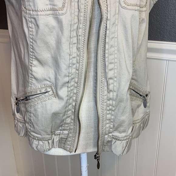 Light Cream Vest - Picture 3 of 7